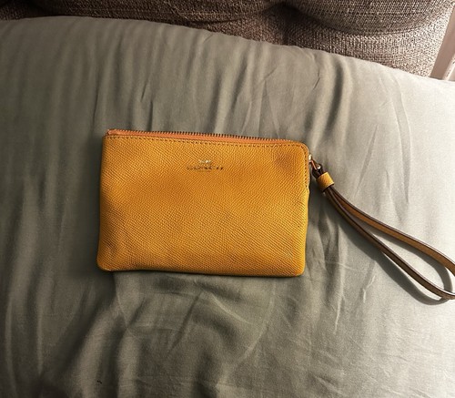 Bracciale Coach Signature in pelle verniciata gialla