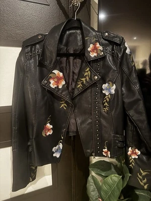 Chaqueta Moto Negra Multi Floral Bordada Cuero Tachonado Forrada de Poliuretano Foto 1 de 2