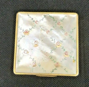 Erhabene alte Puderdose, quadratisch, beige Perlmutt mit Blumendekor - Bild 1 von 3