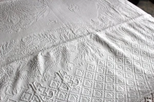 Couverture de MARIAGE ancienne en piqué de coton mono LL / Linge ancien 330116-2 - Foto 1 di 8