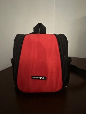Mini Mochila Oficial Nintendo DS Correas Bolsillos Estuche de Transporte Rojo/Negro Usado  Foto 1 de 4