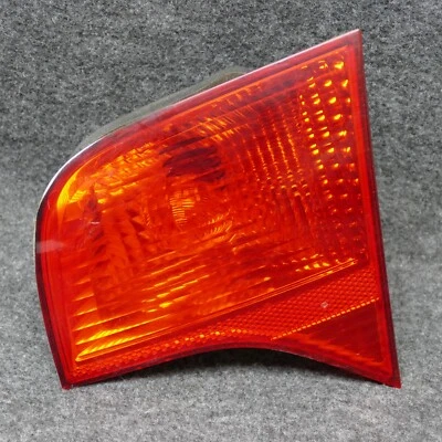Luz trasera montada en el maletero derecho Audi A4 y A4 Quattro 2005-2008 OEM 72480 Foto 1 de 4