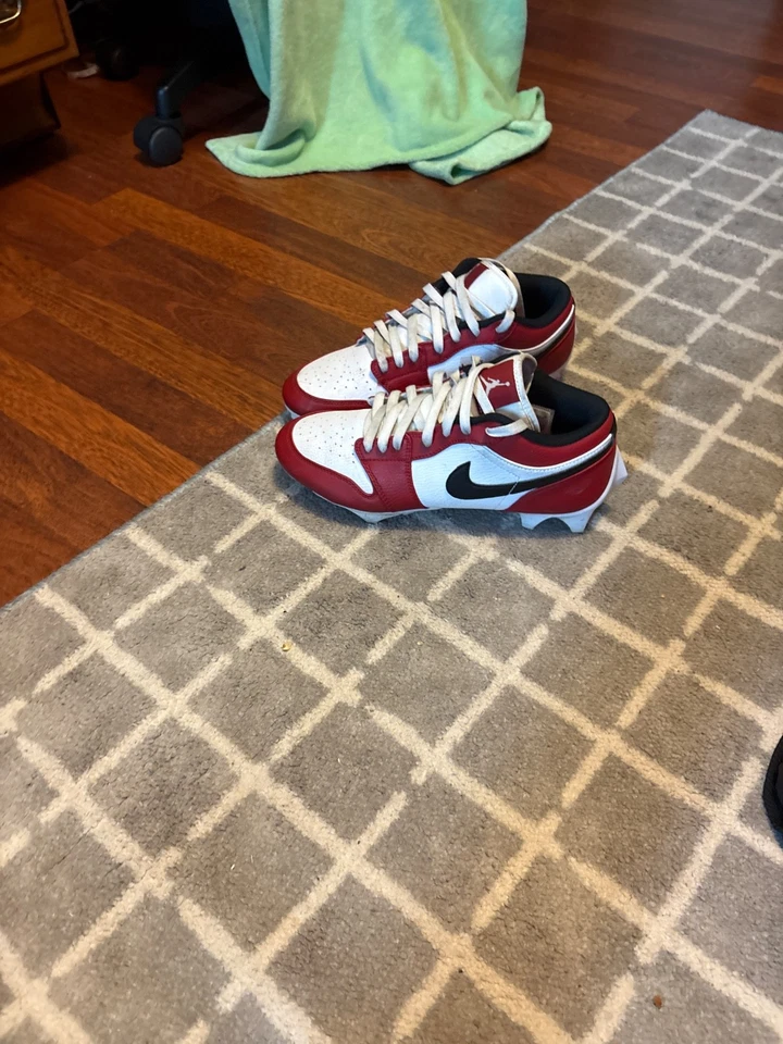 Botín de fútbol Nike Air Jordan 1 Low TD 'rojo negro' Foto 1 de 1