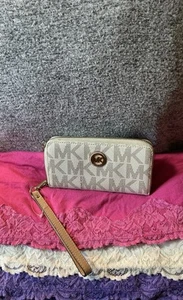 Michael Kors Jetset Vanilla Coated Canvas Leather Organzier Zip Around Wristlet - Picture 1 of 13
