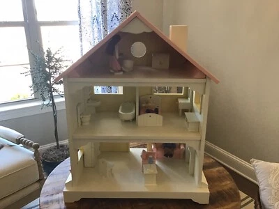 Casa de muñecas Pottery Barn blanca retirada con muebles y familia ***Pastilla nueva Foto 1 de 4