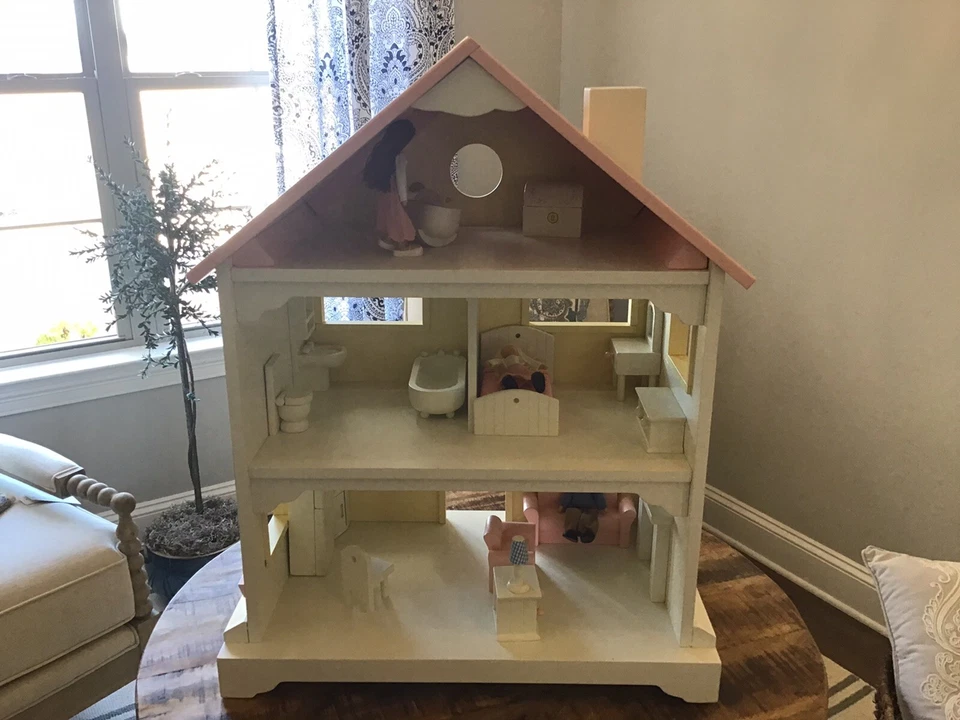 Casa de muñecas Pottery Barn blanca retirada con muebles y familia ***Pastilla nueva Foto 1 de 4