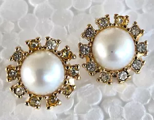 Pendientes pequeños perforados de colección con diamantes de imitación transparentes tono dorado 9/16" - Imagen 1 de 6