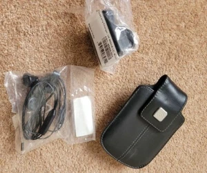 Blackberry mobile phone accessories stereo headphones, charger and holster - Zdjęcie 1 z 2