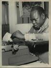 1968 Photo de presse journaliste Alhaji Alade Odunewu alimente machine à écrire à New York