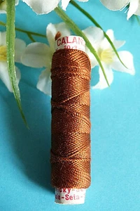 421B/ Superb Silk Thread Bobbin " Calanda " Zwicky Brown Red No. 646 - Picture 1 of 2