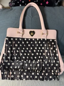 Bolso de mano Betsey Johnson rosa con flecos a lunares 11x16" ligeramente usado - Imagen 1 de 10