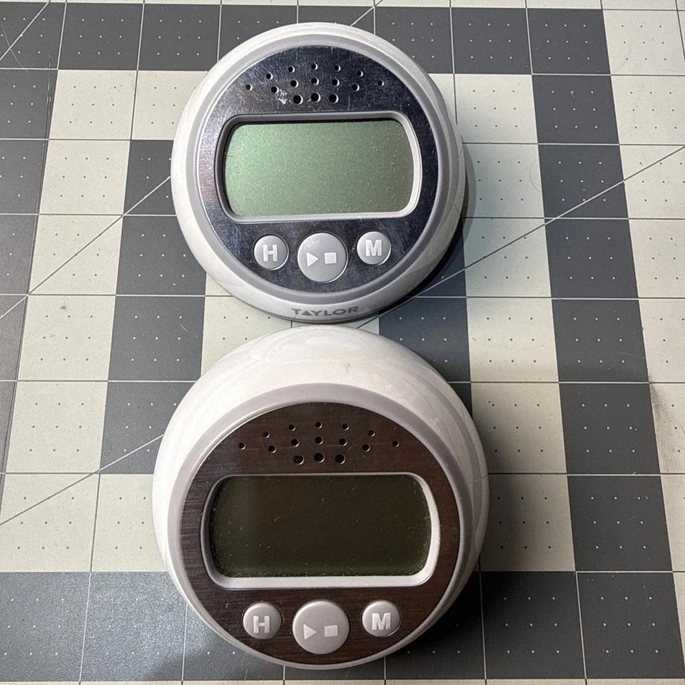 批量 2 件 Taylor 数字厨房计时器和时钟 圆形 LCD 警报 灰色 工作 — 第 1/2 张图片