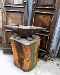 VECCHIA INCUDINE con ceppo in legno circa 200 kg. - Imagen 1 de 7