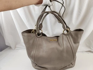 echt Miu Miu Schultertasche grau Crossbody genarbtes Leder Handtasche Beuteltasche Riemen - Bild 1 von 24