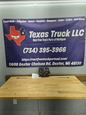 1999-2002 Chevrolet Silverado / GMC Sierra 1500 Engine Bay Fuse Box - Image 1 of 4