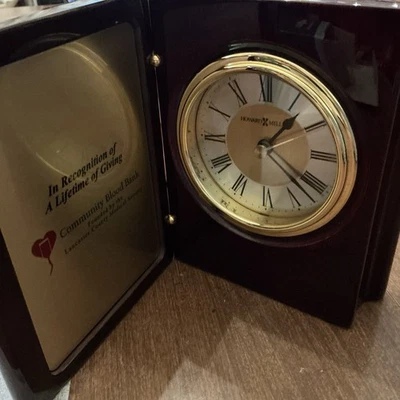 Reloj de escritorio foto libro retrato Howard Miller 645-497 (645497) Foto 1 de 4