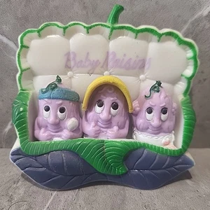 Vintage anthropomorphe Baby Rosinen Gummi Sammlerstück Kühlschrankmagnet GeschenkCo sehr guter Zustand - Bild 1 von 18