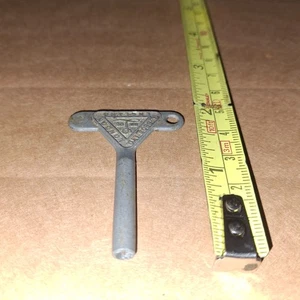 #TMK2 TRIANG MINIC NO.2  METAL MEDIUM SHANK KEY(WINDING CLOCKWORK/TIN TOYS) - Picture 1 of 2
