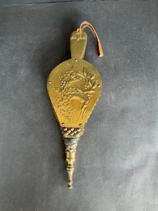 Antico soffietto per camino in ottone goffrato - Foto 1 di 6