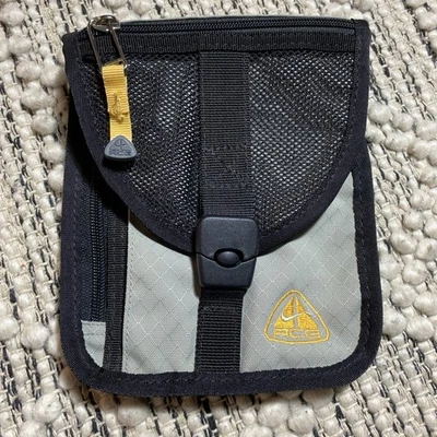 Bolso de lona vintage años 90 Nike ACG Mini con un hombro bandolera sin correa Foto 1 de 4