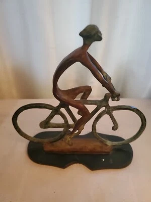 Escultura ciclista mujer en bicicleta antigua acabado bronce hierro metal pesado B17 Foto 1 de 4