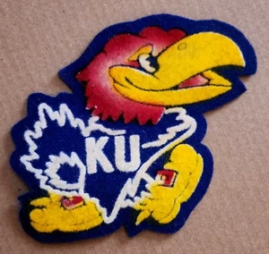 Parche de fieltro Jayhawk KU Universidad de Kansas de colección raro sin usar - Imagen 1 de 2