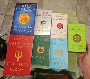 Diana Gabaldon Lot 7 Voyager Fiery Cross  Paperbacks Drums Of Autmn Echo Bone - Imagen 1 de 16