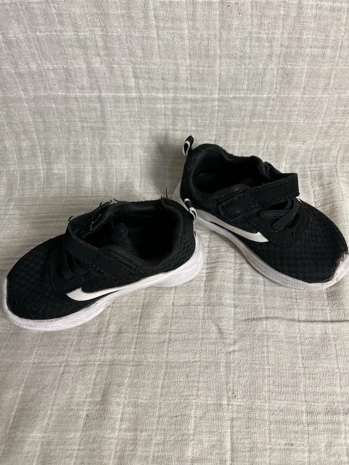 Zapatillas de tenis sin cordones negras para niños pequeños talla 5 Foto 1 de 4