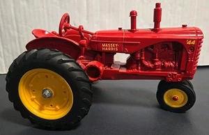 Vintage Ertl 1/16 Massey Harris 44 rot Metall Diecast Spielzeug Traktor - Bild 1 von 13