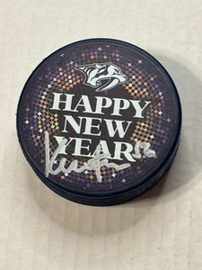 Disco de hockey autografiado Kevin Fiala Nashville Predators Nochevieja edición limitada - Imagen 1 de 3