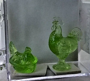 Juego de gallo crisnbón en miniatura casa de muñecas en verde escala 1:12 - Imagen 1 de 3