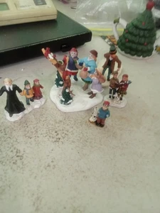 Weihnachtsdorf Figuren - Baum mit roten Vögeln - Bild 1 von 5