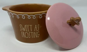 Rae Dunn Navidad Pan de Jengibre DULCE COMO GLASEADO Vaso, Decoración de Pan de Jengibre, NUEVO - Imagen 1 de 14