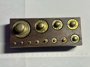 Ancienne boîte de 12 poids en laiton complète de 500g à 1g. - Photo 1/12