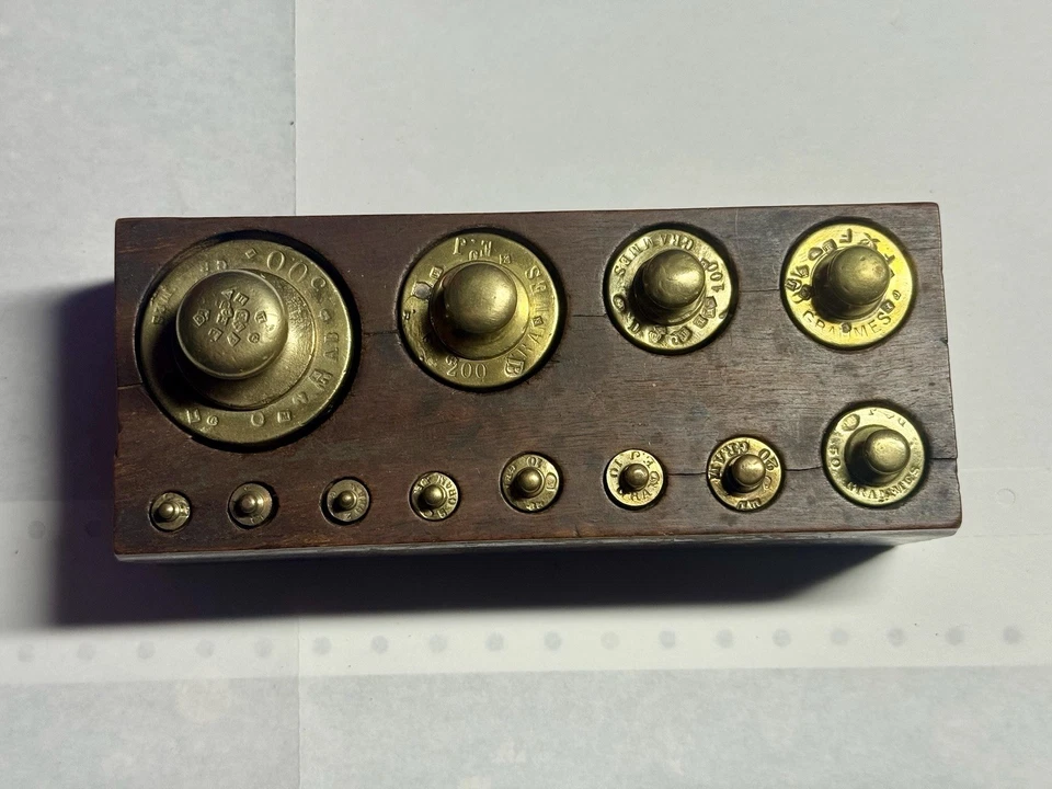 Ancienne boîte de 12 poids en laiton complète de 500g à 1g. - Photo 1/4