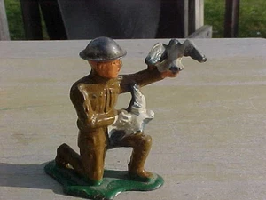 Vintage Manoil Barclay Lead Soldier With Carrier Pigeons - Picture 1 of 1