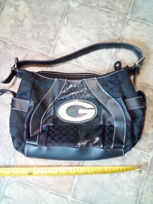 Cartera Guess negra para mujer de cuero como metal de moda City  Foto 1 de 4