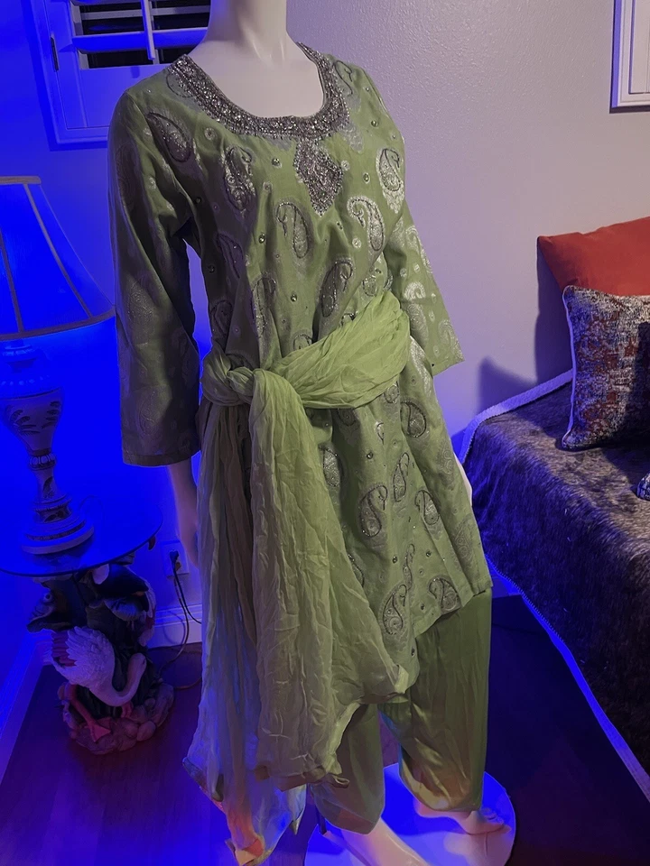 СДЕЛАННЫЙ НА ЗАКАЗ традиционный сари платье имеет зеленый, серебро и бриллиант камень - Изображение 1 из 4