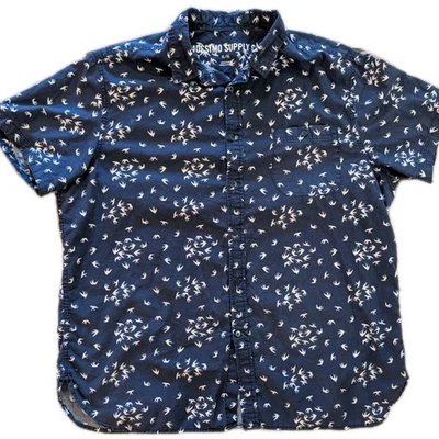 Camisa con botones Mossimo Supply Co XL azul marino estampado de pájaros para hombre | Manga corta Foto 1 de 4