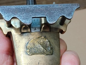 Antiguo juego de sierra tipo yunque/golpe de martillo de latón de 1800 herramienta alta mfg Inglaterra - Imagen 1 de 23