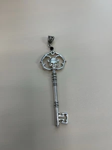 COLLAR COLGANTE LLAVE ESQUELETO CALAVERA TONO PLATA Gótico Stampunk Punk Halloween - Imagen 1 de 3