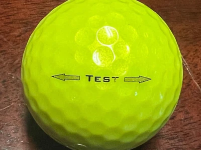 Pelota de golf Titleist NXT Tour amarilla usada de prueba (L-24-5) - 1 quilate Foto 1 de 4