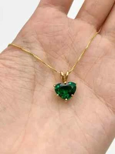 Colgante de corazón de piedra de nacimiento de esmeralda simulada con corte de corazón de 3 quilates enchapado en oro amarillo de 14 k - Imagen 1 de 7