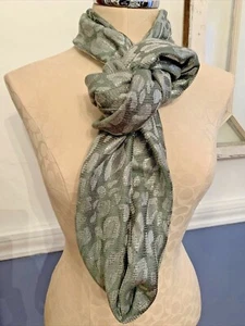 Charming Charlies Silver Gray Animal Print Infinity Scarf Loop - Bild 1 von 10