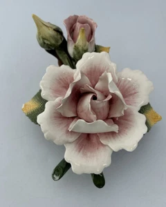 Escultura vintage de rosas rosa claro de porcelana Lefton #13094 6 pulgadas - Imagen 1 de 7