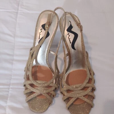 Сандалии с открытым носком Nina New York золотистые блестящие с ремешками на спине, 4,5 дюйма на каблуках S 10 - Изображение 1 из 4