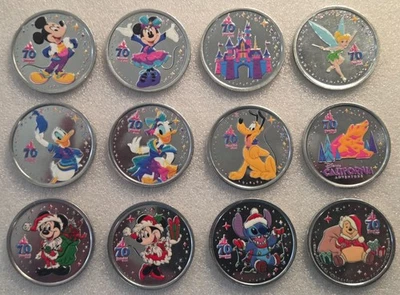 Disney Disneyland 70 Aniversario Monedas Colores Conjunto De 12 Medallones Coloreados Foto 1 de 4