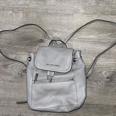 Bolso Bandolera MICHAEL KORS Gris Riley Pequeño con Solapa Cordón Cuero Guijarro Foto 1 de 4