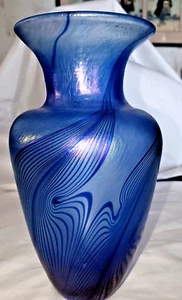 Jarrón de plumas tiradas iridiscentes violeta/azul 7 1/2" firmado por Robert Hold - Imagen 1 de 9