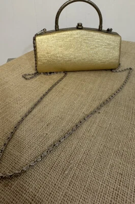 Bolso sin asas/sobre el hombro Shasha de tela dorada Foto 1 de 4